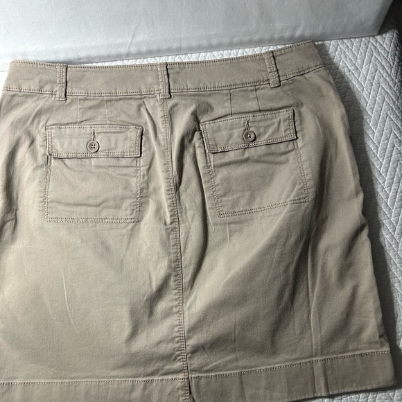 Loft women’s size 8 khaki skirt with front and‎ back pockets front zip - Picture 5 of 10